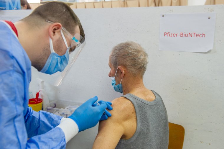 Több mint félmillió adag Pfizer-oltás érkezik Romániába
