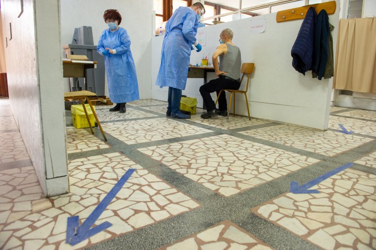 Meghaladta a 900 ezret a járvány kezdete óta regisztrált koronavírus-fertőzöttek száma