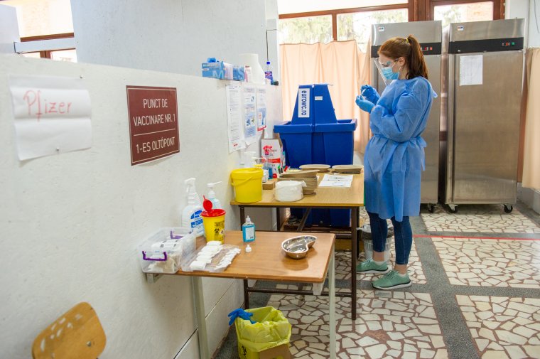 Már 70 ezer fölött a napi immunizáltak száma, a főkoordinátor szerint a lakosság fele beoltatná magát