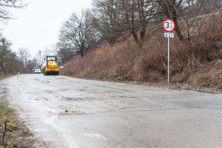 Leaszfaltozzák az utat Székelypálfalva és Énlaka között