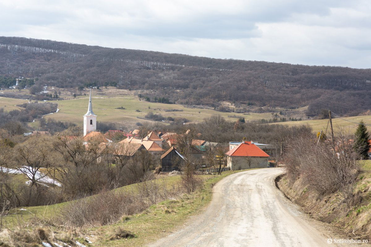 Poros út helyet aszfaltra számíthatnak az érintett falvak lakói •  Fotó: Erdély Bálint Előd
