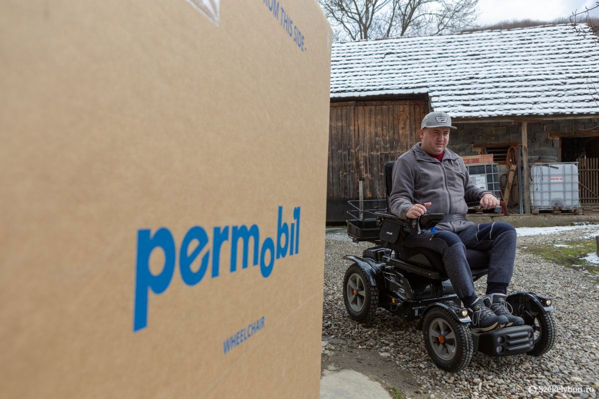 Lényegesen könnyebben tud közlekedni az új kerekesszékkel Deák &bullet;  Fotó: Erdély Bálint Előd
