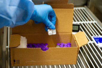 Vakcinabeszerzés: a volt kormányfőre és az oltási kampány koordinátorára mutogat az USR politikusa