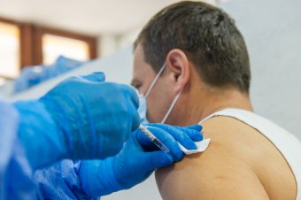 A túlzott sófogyasztás is veszélyesebb a Covid-vakcina mellékhatásainál