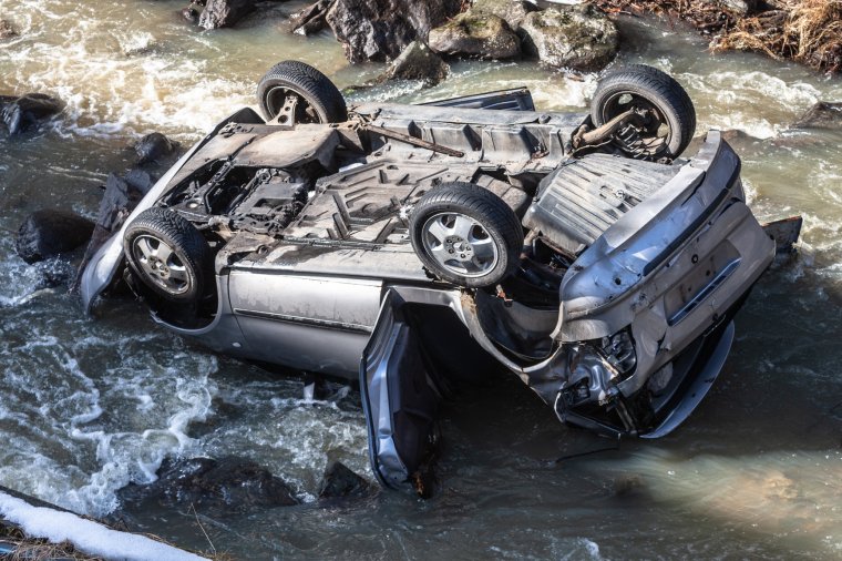 Még tavaly borult a patakba a jármű, azóta is ott van