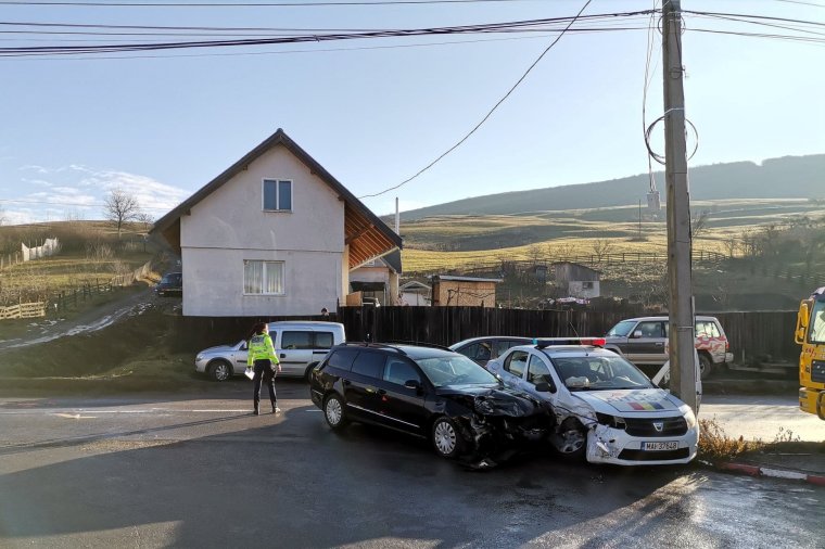 Személyautó és rendőrautó ütközött, egy személy megsérült