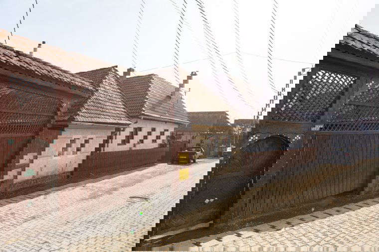 Rendezettebb lett a falukép, amióta a helyiek nem az út szélén tartják a mezőgazdasági gépeiket