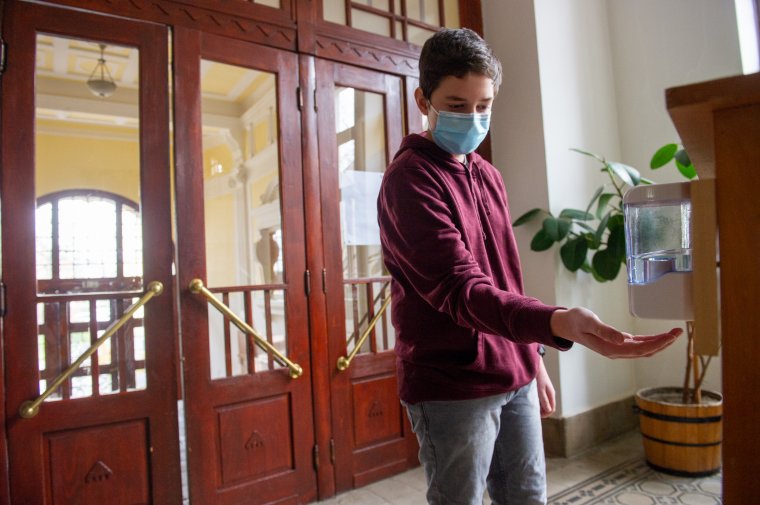 Nem kötelező a maszk szünetekben, visszatér az iskolapadba a diákok zöme