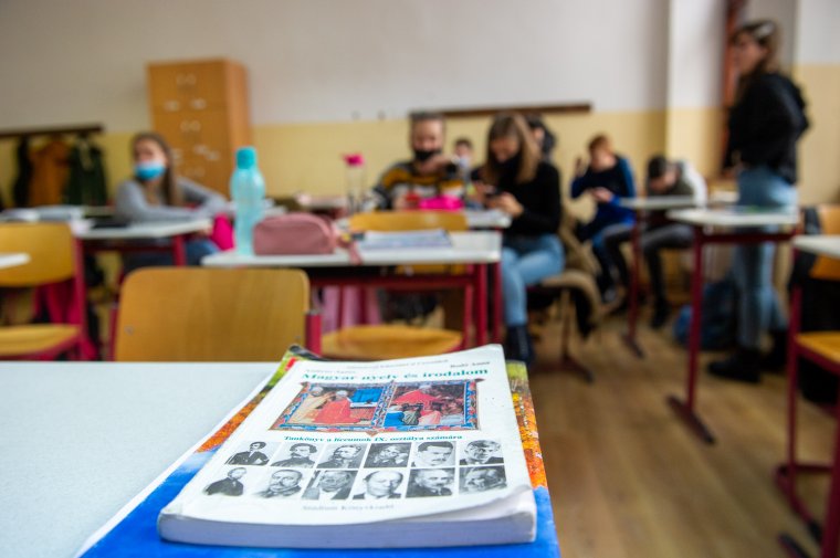 Hétfőtől nem számít a pedagógusok átoltottsága az alacsony fertőzöttségű településeken