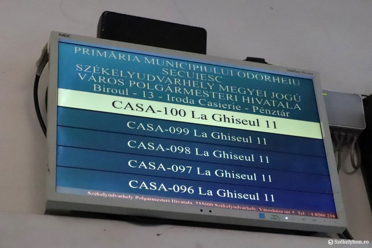 Az éves adót akár online is ki lehet fizetni otthonról, így könnyedén elkerülhető a sorbanállás