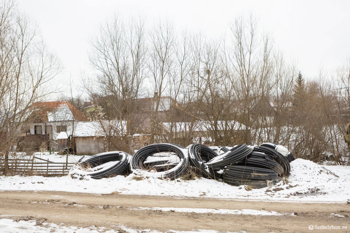 Szinte teljesen használhatatlanok a korábban Árvátfalvára vitt vezetékek &bullet;  Fotó: Erdély Bálint Előd