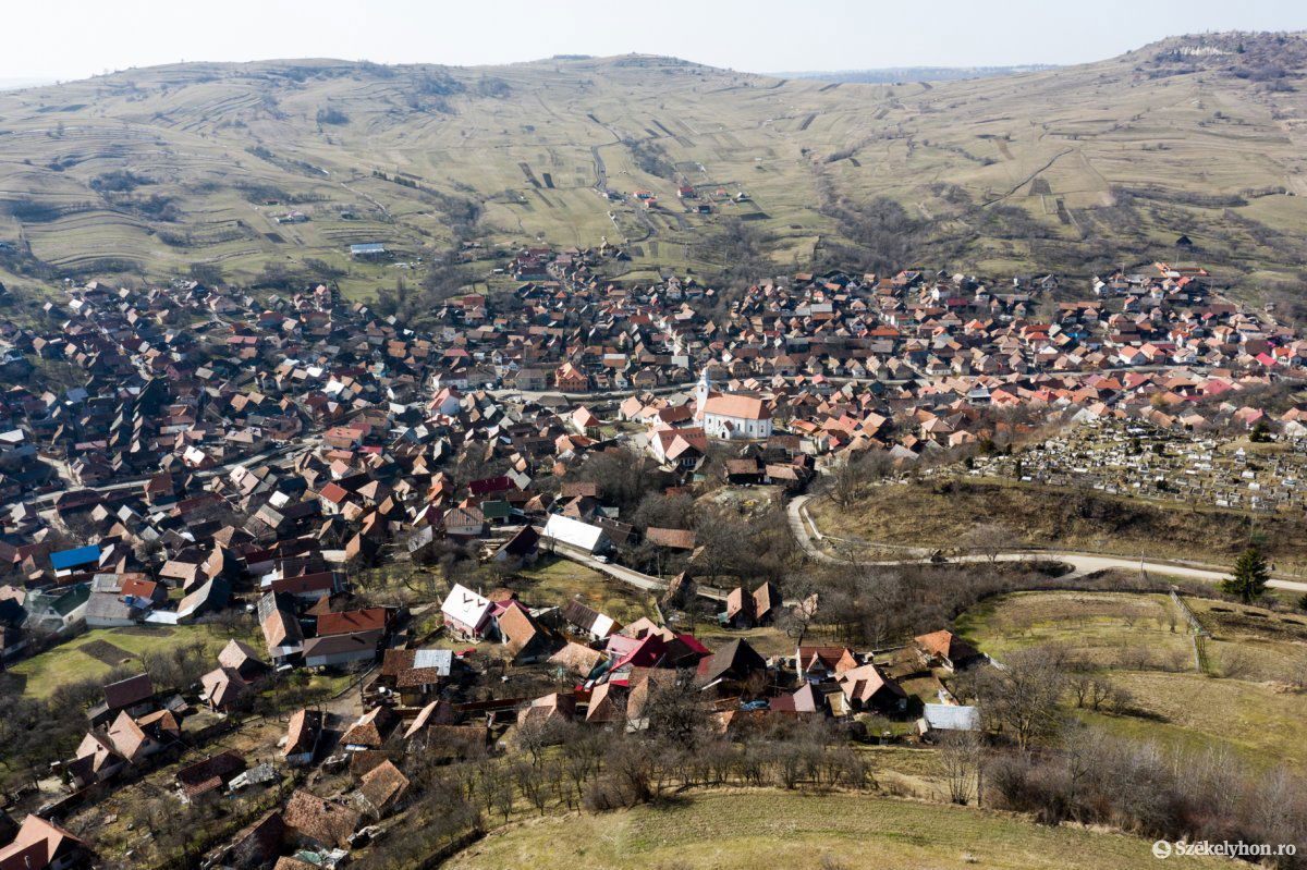 Hiteles falukép, megőrzött régi épületek Lövétén •  Fotó: Erdély Bálint Előd