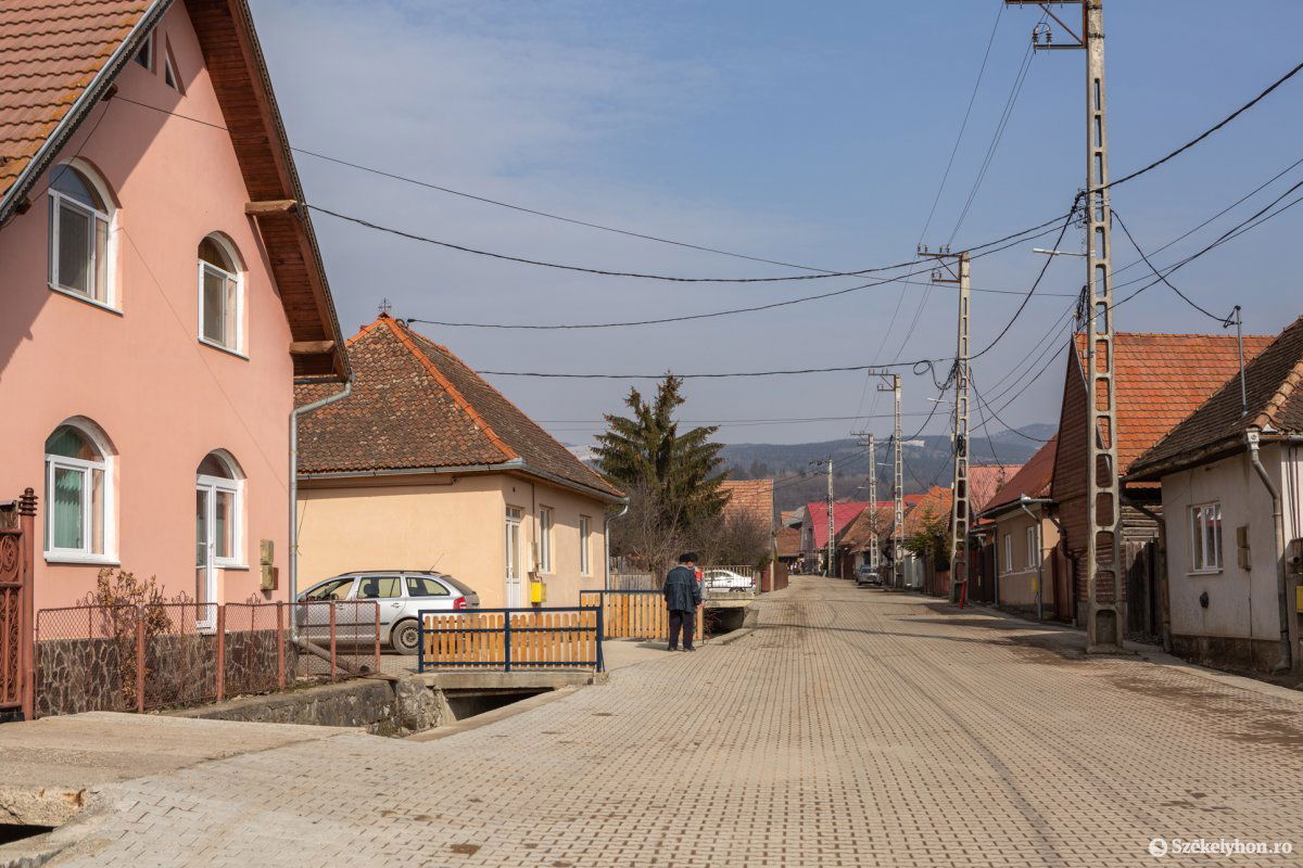 Rendezett utca Kápolnásfaluban. Jóérzéssel – és tanácsi határozattal – sok mindent el lehet érni &bullet;  Fotó: Erdély Bálint Előd