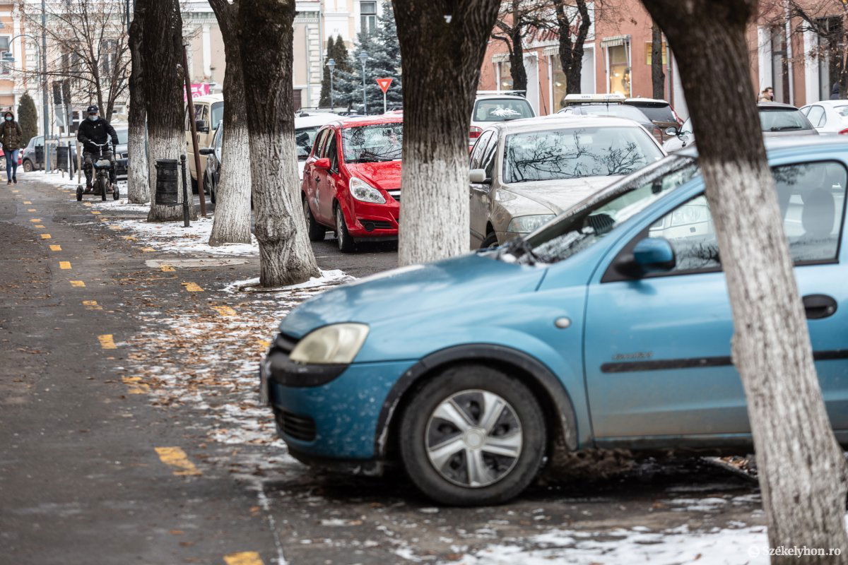 A városközpontban lévő parkolóhelyek több mint felére bérletet váltottak ki •  Fotó: Erdély Bálint Előd