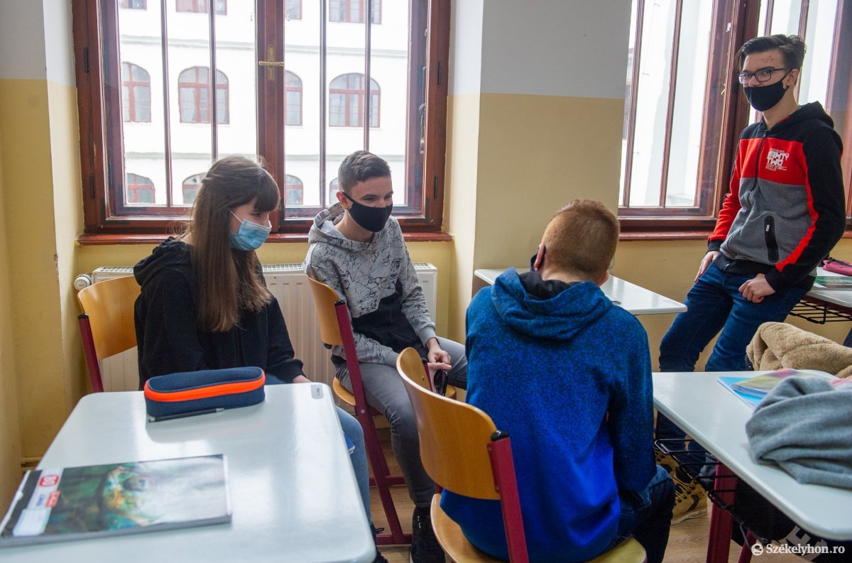 A felmérésben részt vevő diákok 70 százaléka tiszteletteljesen viselkedik a társaival, a felnőtt alkalmazottakkal. Képünk illusztráció &bullet;  Fotó: Beliczay László