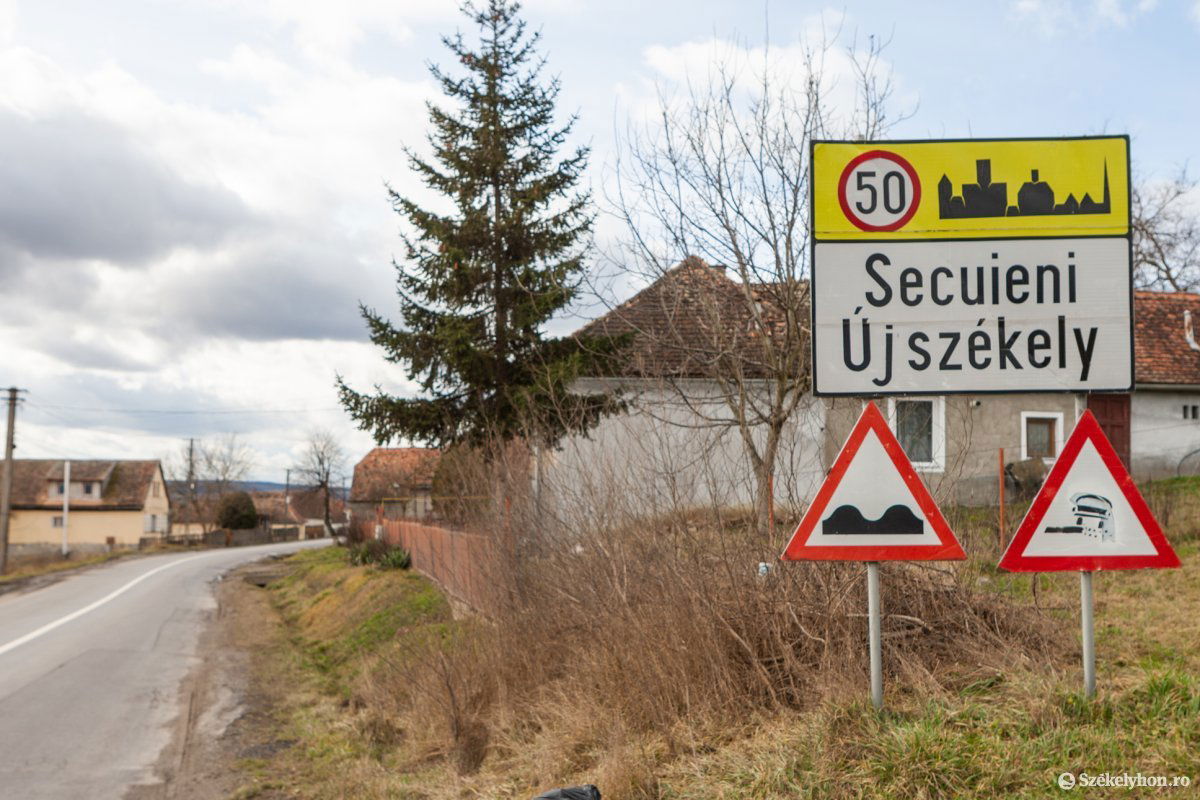 Újszékelyi „pánkózás, koccintás”. 2016-ban már „spriccolták” a vizet, az ivóvíz-szolgáltatást azonban csak 2018-ban üzemelték be •  Fotó: Erdély Bálint Előd
