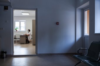 Sürgősségi rendelet az egészségügyi dolgozók ügyeleti díjáról, a rezidensek is felkerültek a listára