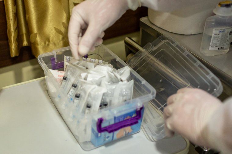Ellenőrzések az „oltáspotyázók” miatt: egyesek jogosulatlanul jutottak vakcinához