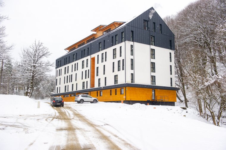 Feltehetően beázás miatt színeződtek el a nemrég felújított sóskúti diákszálló falai