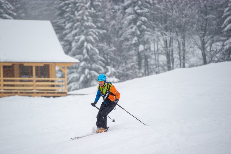 Torlódások voltak, emiatt szabályozták a közlekedést a székelyvarsági sípályára vezető úton