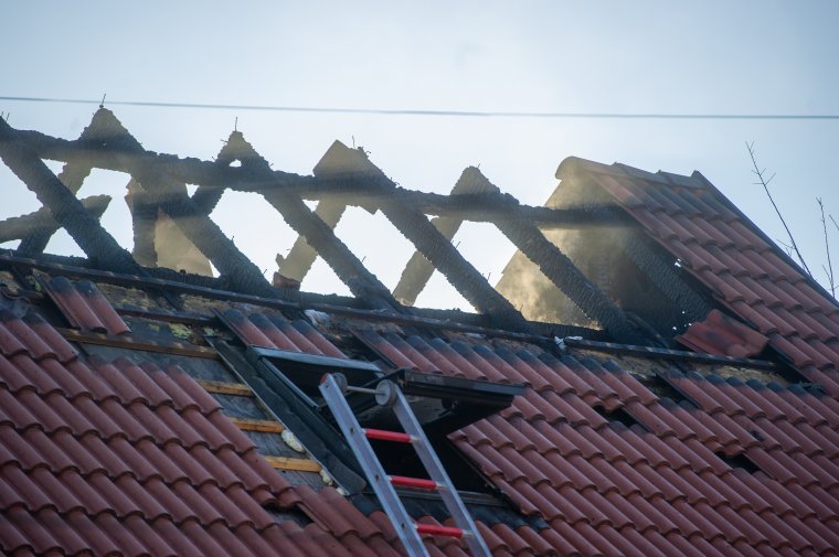 Kigyulladt a mogláni iskola tetőzete