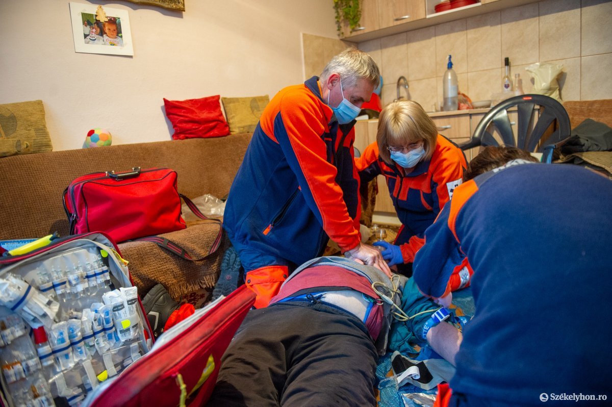 Csifó Júlia (k) doktornő, Dimény Júlia (j) asszisztens és Tímár Károly sofőr (b) újraéleszteni próbálnak egy hirtelen szívmegállást kapott férfit Bétában •  Fotó: Beliczay László
