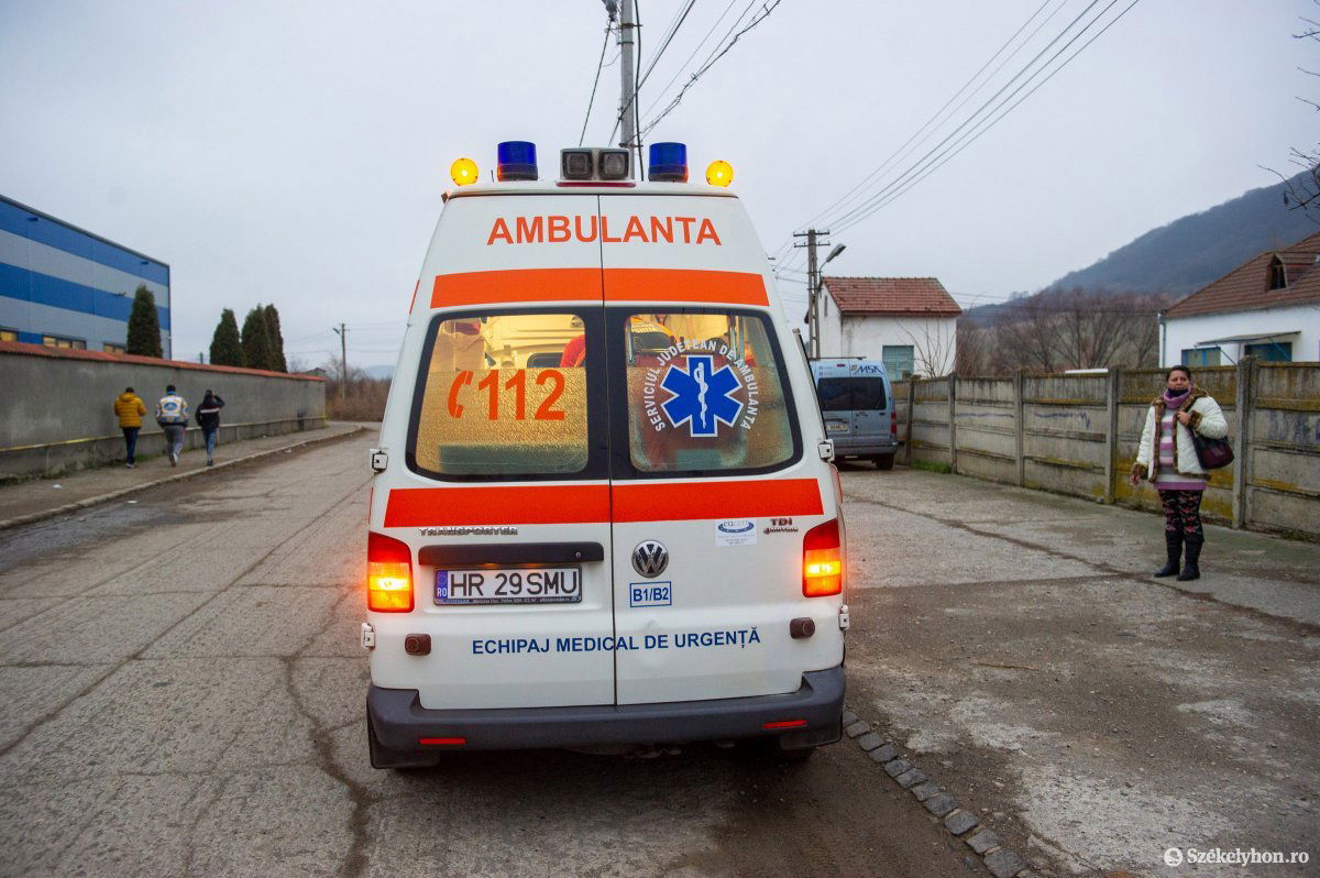 Székelyudvarhelyen a Budvár-negyedbe érkezett hívásra az esetkocsi •  Fotó: Beliczay László