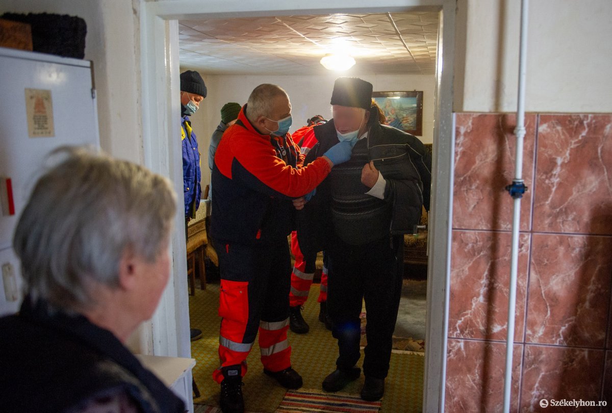 A krónikus betegséggel küzdő betegeket is beviszik alaposabb kivizsgálásra a városi kórházba •  Fotó: Beliczay László