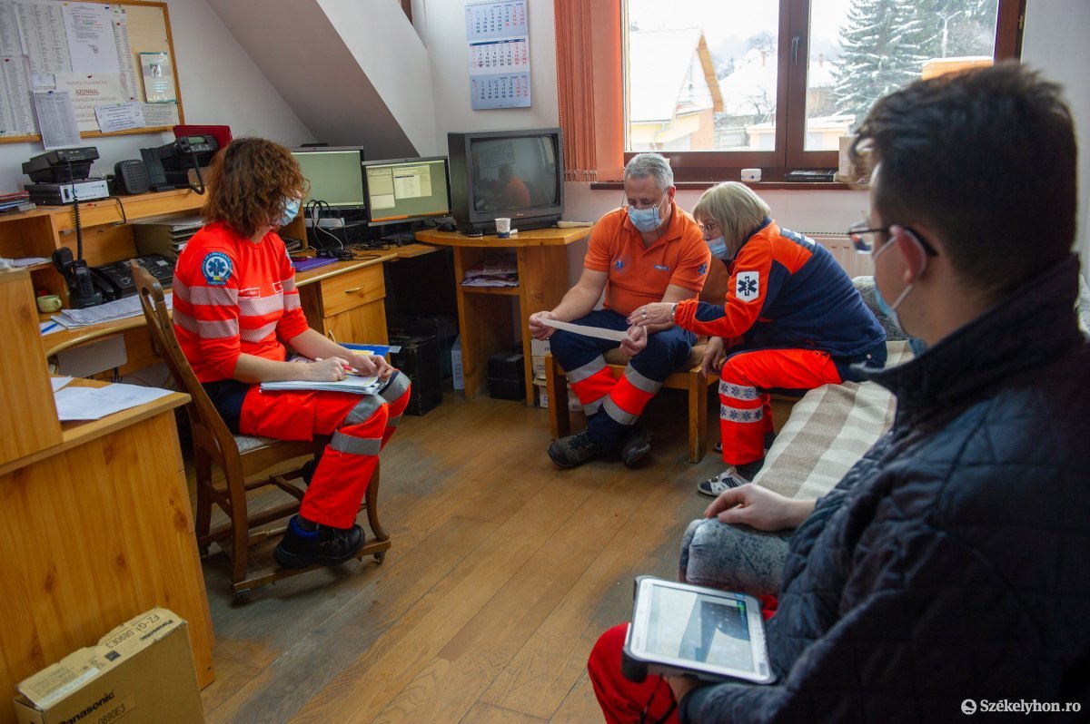 Dr. Csifó Júlia (j2), Ferencz Gábor asszisztens (b2) és Tódor Erika (b) kiértékelik az előző beteg EKG- diagramját a szolgálati központban •  Fotó: Beliczay László
