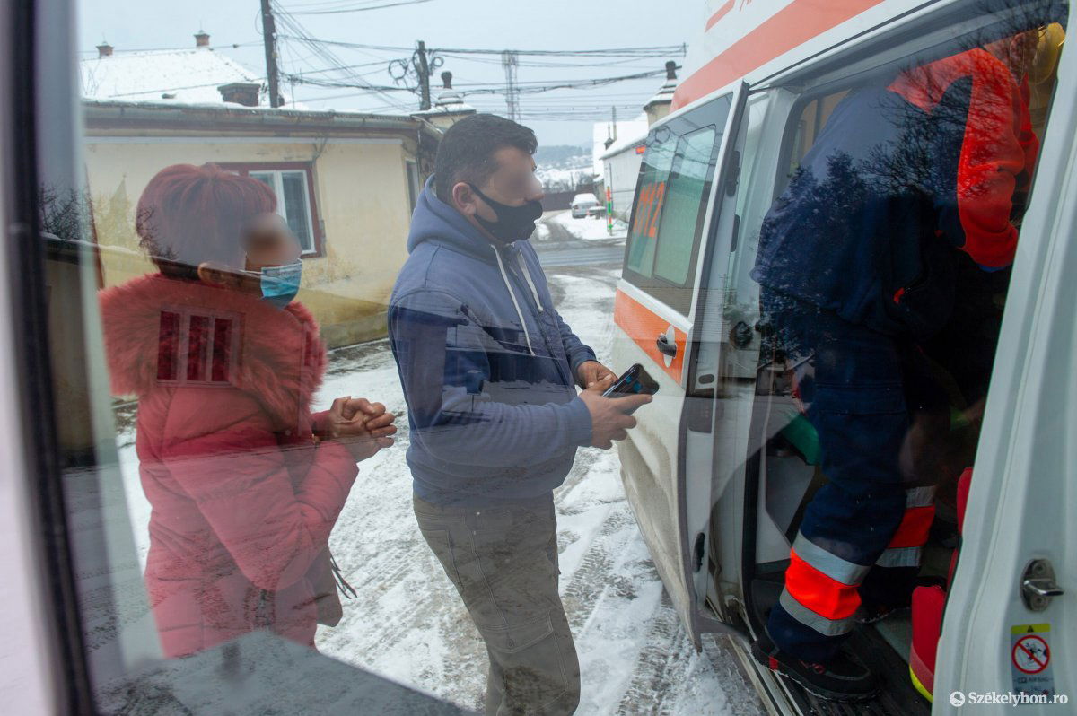 A beteg hozzátartozói búcsúznak az indulás előtti pillanatokban •  Fotó: Beliczay László