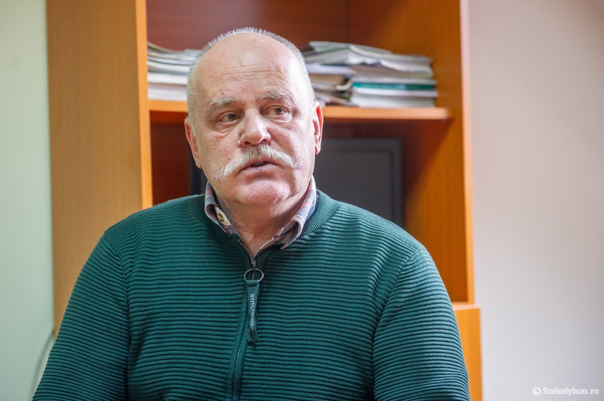 Benke József vadgazdálkodási szakember: „ha ez így megy, odajutunk, mint a makákókkal Indiában, hogy bármikor bemennek a kunyhóba, támadnak és ellopják az ételt” •  Fotó: Beliczay László