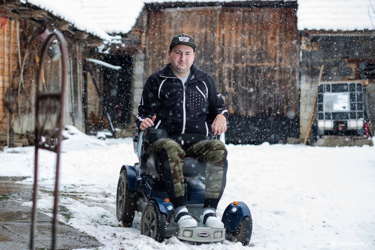A kissolymosi Deák Károly Botond. A használt kerekesszékek gyakran elromlanak •  Fotó: Erdély Bálint Előd