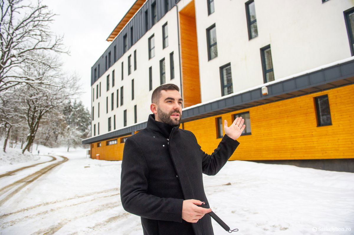 Koncz Hunor János, Székelykeresztúr polgármestere. Mielőtt átvennék a létesítményt, kijavíttatják a meghibásodásokat •  Fotó: Beliczay László