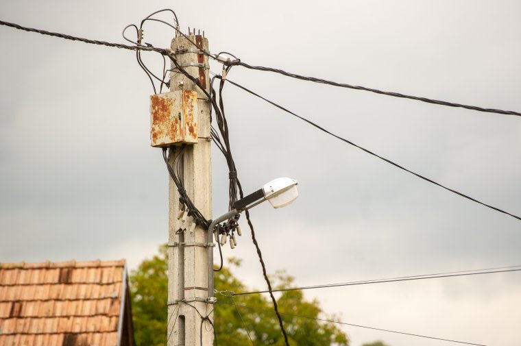 Minden oszlopra korszerű lámpatest kerül