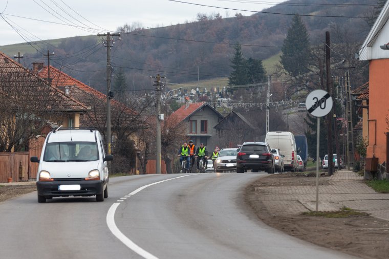 Lassító járdaszigetek, bicikliút, megemelt gyalogátjárók Székelyudvarhely és Székelykeresztúr között