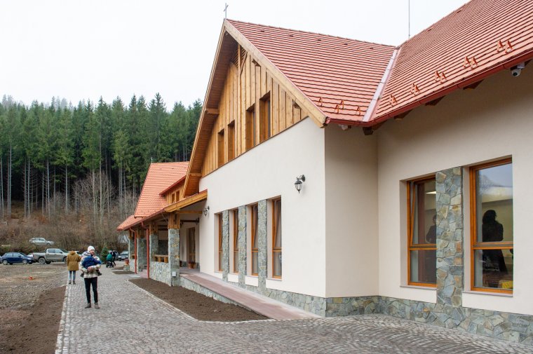 Közösségépítés, találkozóhely: felavatták a katolikus ifjúsági házat Szelterszfürdőn