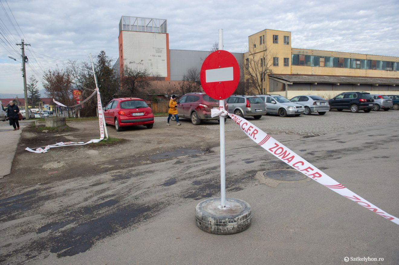Öt napon belül el kell távolítani a szalagokat •  Fotó: Beliczay László