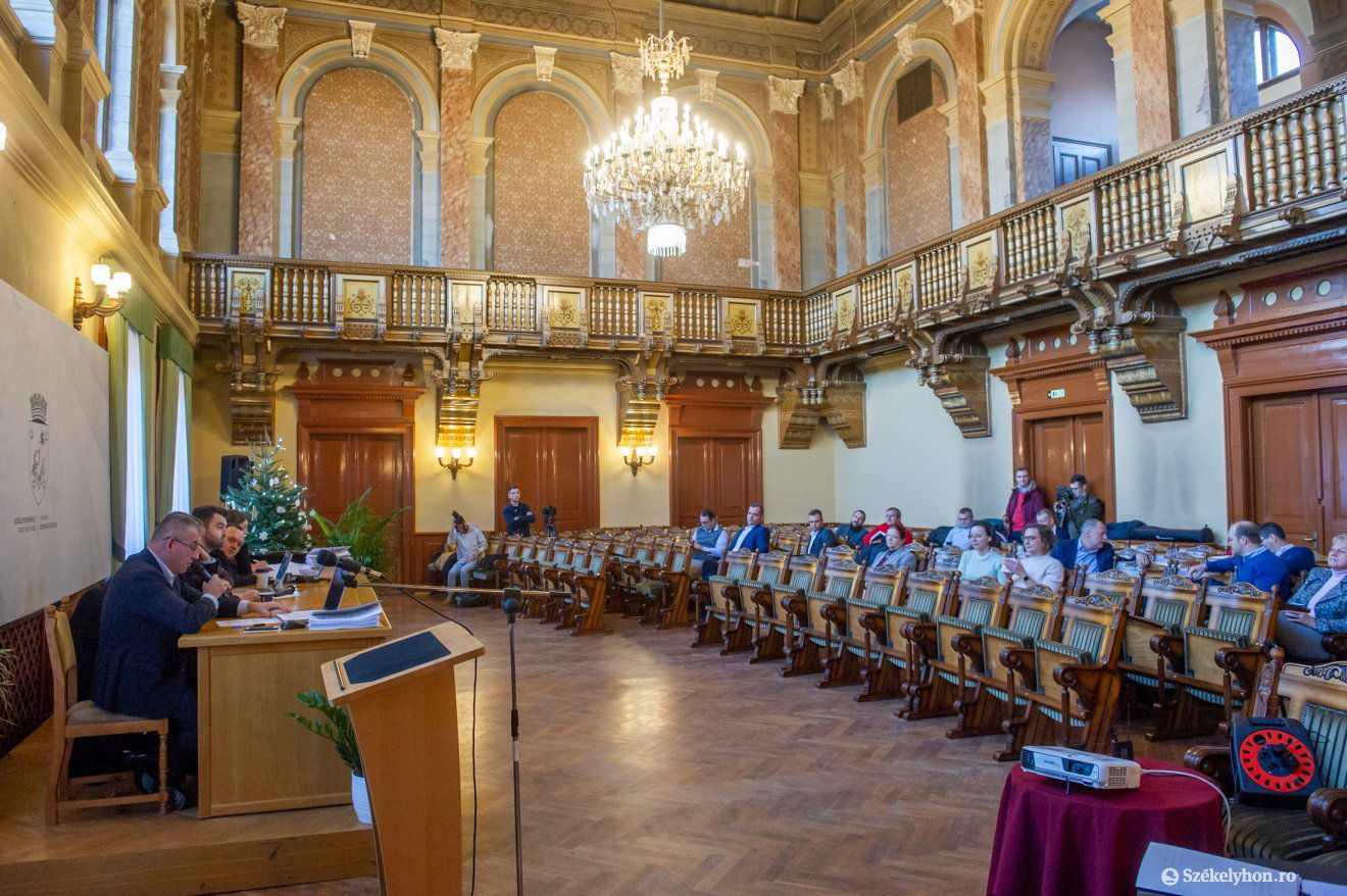 Számonkérésektől volt hangos az ülésterem •  Fotó: Beliczay László