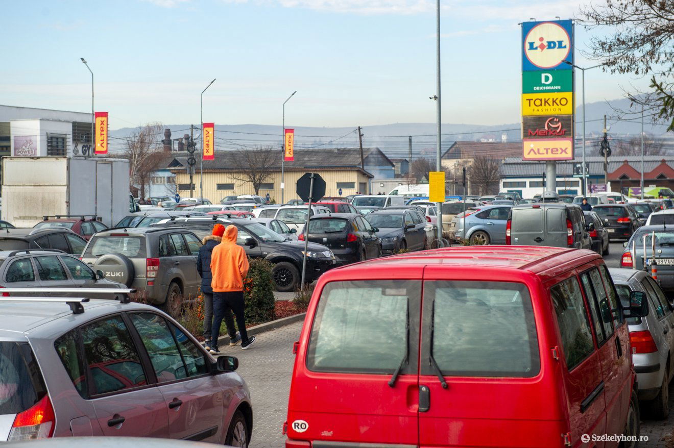 Forgalmi dugó az ünnepi nagybevásárlások időszakában •  Fotó: Beliczay László