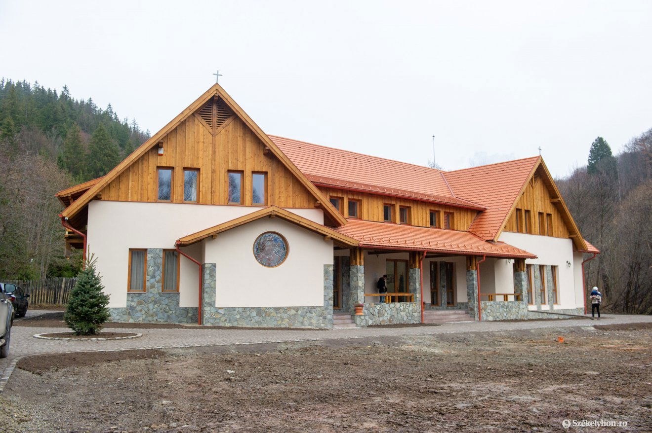 Az ifjúsági házban kápolna és konferenciaterem is van, emellett ötven fő elszállásolását is lehetővé teszik az emeleten kialakított szobák •  Fotó: Beliczay László