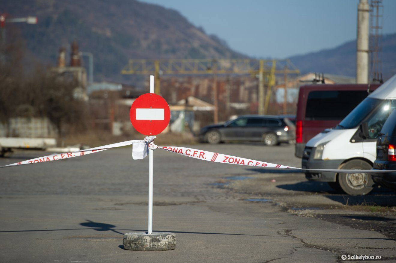 Ezúttal szalagokkal zárták le a területet •  Fotó: Beliczay László