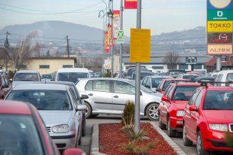 Fél évre befagyasztották a kötelező autóbiztosítások árát