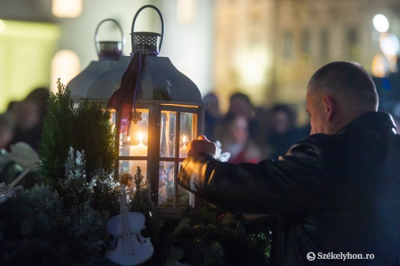 Első adventi gyertyagyújtás 2022. novemberében Székelyudvarhelyen •  Fotó: Beliczay László
