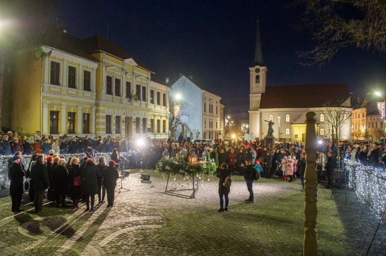 Körülölelték a Patkót, többszázan gyűltek össze meggyújtani a hit gyertyáját