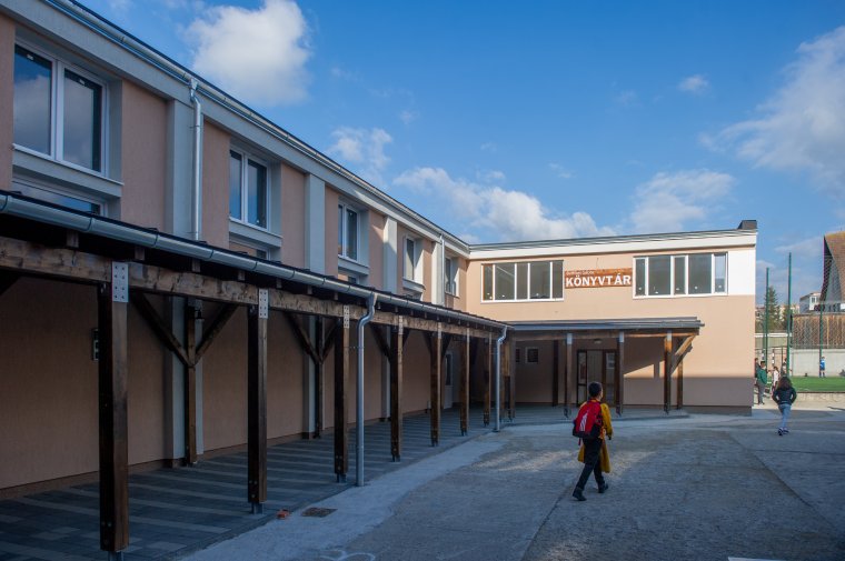 A könyvtárból már csak a polcok, a tornateremből a palánkok és a bordásfalak hiányoznak