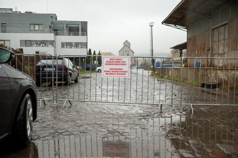 Káoszt eredményezett, hogy lezárták a vasúttársaság parkolóként használt területét Székelyudvarhelyen