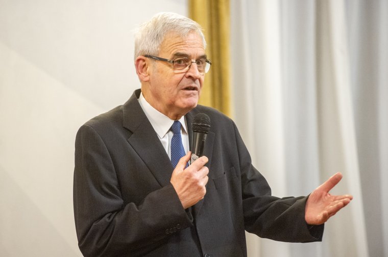 Tőkés politikai hibának tartja a Demokrácia-központok felszámolását, RMDSZ-es aknamunkát sejt a történtek mögött