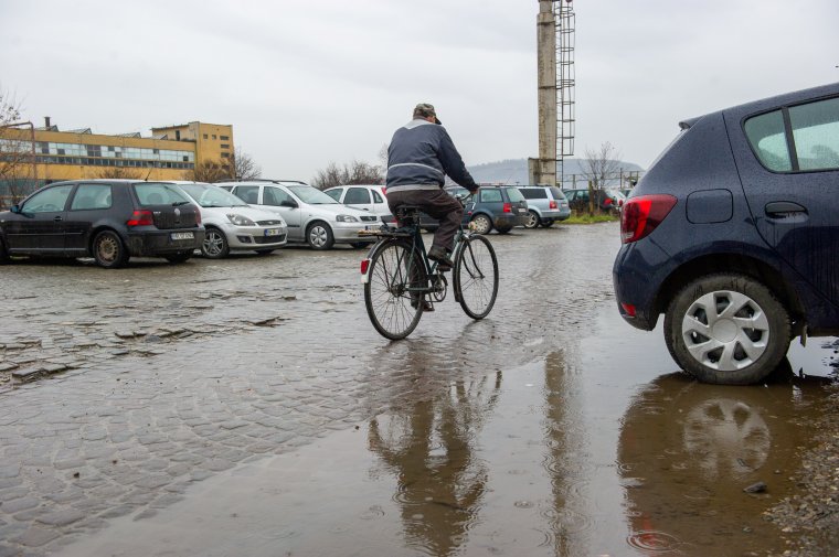 Újra parkolhatnak az autók a székelyudvarhelyi vasútállomásnál