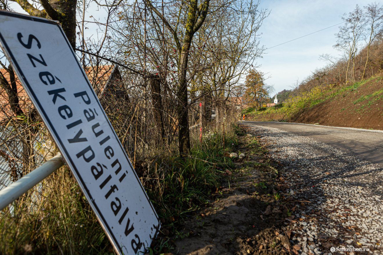 Nehéz helyzet állt elő a 136B jelzésű megyei út esetében, amely Székelypálfalvától halad Énlakáig •  Fotó: Erdély Bálint Előd