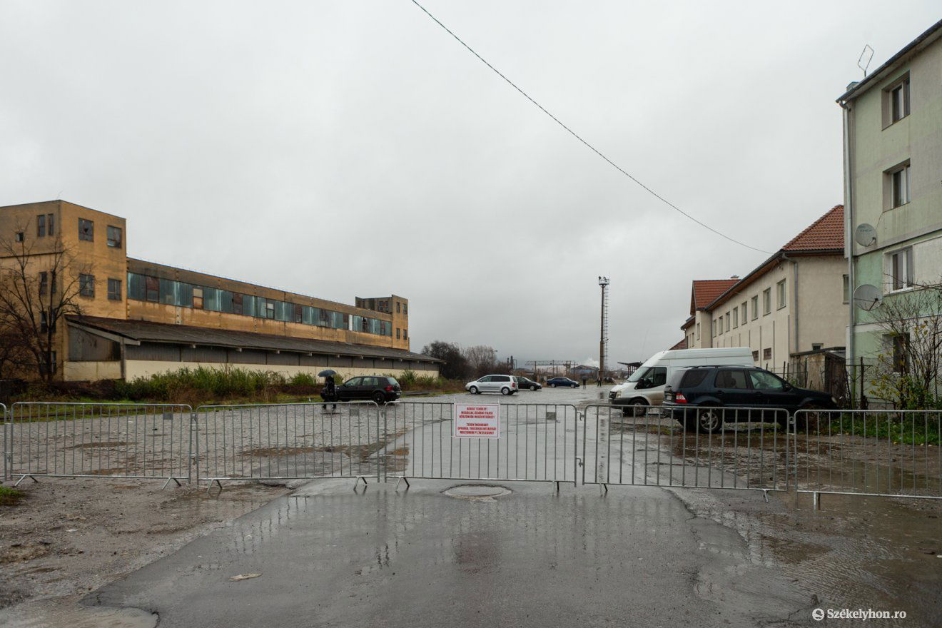 Bírságra számíthat a vállalkozó, ha nem távolítja el a kordonokat •  Fotó: Erdély Bálint Előd